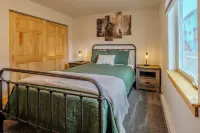 Yellowstone Retreat Rentals U4: two blocks from Yellowstone! Hotels in Gardiner