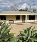 Minutes to the beach! Freshly renovated, stylish & modern. Hotels near Yorke Peninsula