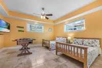 Private Pool Oasis, Game Room, Walk to Beach & Pet Friendly