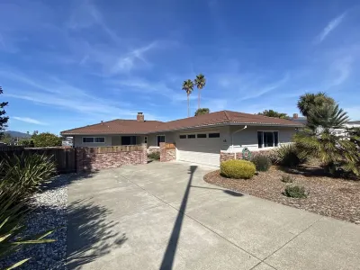 WATCH THE SETTING SUN &<br>THE MARIN MOUNTAINS OR KAYAK THE <br>LAGOON from the dock 로마 알타 보호지역 주변 호텔