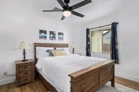 Modern Top Gun House in Arrowhead district. Heated Pool/Outdoor BBQ/Bar/Games Safeway附近的飯店