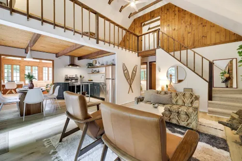 Charming, updated Cabin in The Hideout