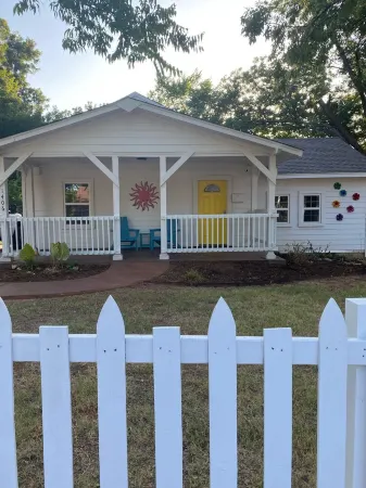 King bed - Near The Mont and OU Campus Отели рядом с достопримечательностью «STASH»