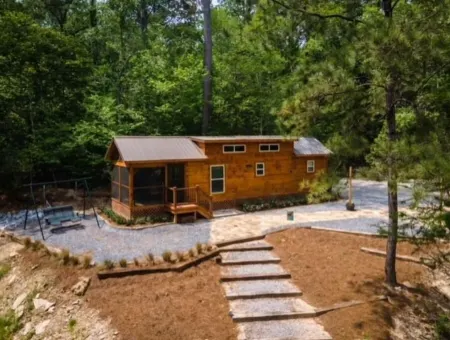 Secluded cozy tiny cabin on the water with fire pit and private dock Отели в г. Сейнт Таммани Пэриш