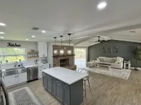 Newly remodeled 3 BR house, 5 min from WEC and by golf course. Dogs allowed