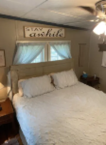 Old Country Charm 2 1/2 blocks from Main St Shopping/Private Get-a-Way w/Hot Tub