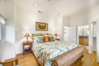 Manta Ray Manor - Oceanfront Gated Community, short walk to beach and town.