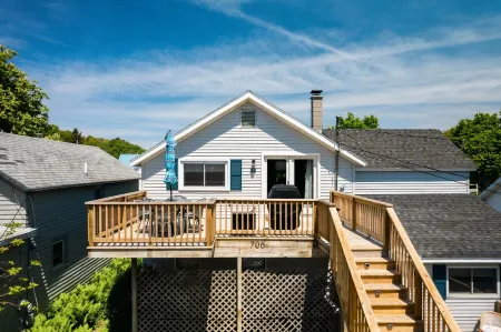 Beautifully Renovated 2 bedroom, 1 bath charmer