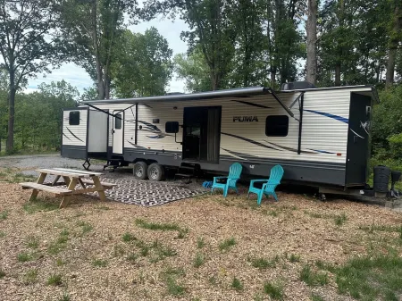 Experience Glamping in style. Private Lake - Pet Friendly!