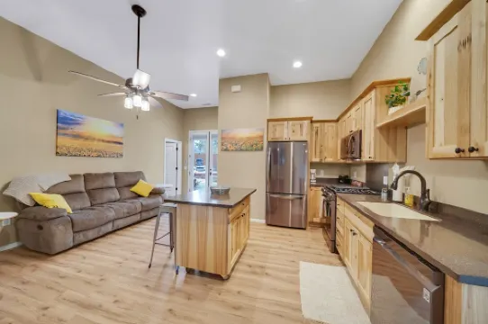 Cozy 1-bedroom apartment in charming Flagstaff with Hot Tub, Wi-Fi and AC.