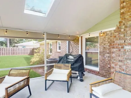 Charming 3-bed, 2- bath house with open concept living and sunroom in Savannah