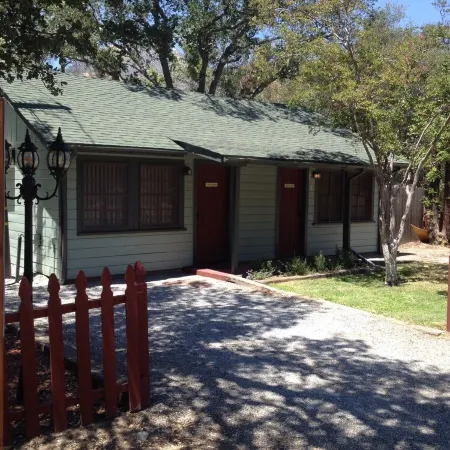 Romantic Couples Cabin near Park Gate Entrance to Sequoia Nat'l Park