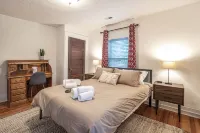 Spacious home steps from Main St and Shenandoah NP with firepit & large backyard 弗蘭特羅亞爾住宿飯店