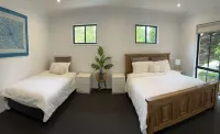 5 min drive from Terrigal Beach. Modern apartment.