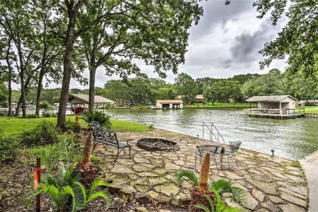 Cedar Creek Lake House - Two Docks, Boat Slips, Swimming, Fishing, Games & More