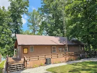 Lake Themed Cabin - Direct Water Access - Free Kayaks Hotels in Barr Township