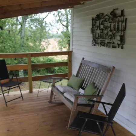 Caretaker cottage with 1 bedroom and WiFi, AC in delightful Dixon Springs
