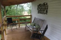 Caretaker cottage with 1 bedroom and WiFi, AC in delightful Dixon Springs