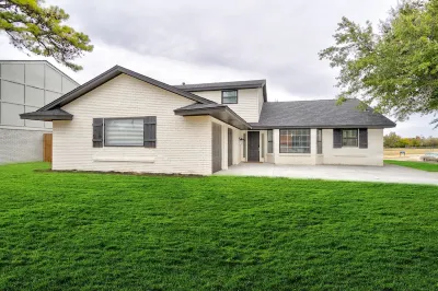 Historic Villa🚶 2 min from Lake Hefner 🏊 Hot Tub 🎱 Pool Table 🐶 Pet Friendly Hotels near Goodwill Thrift Store & Donation Center