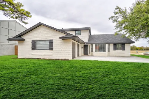 Historic Villa🚶 2 min from Lake Hefner 🏊 Hot Tub 🎱 Pool Table 🐶 Pet Friendly Hotels in The Village