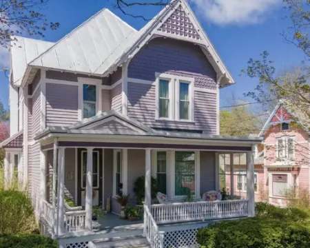 Lady Viola - Victorian w/ Balcony Hot Tub Hotels in Cobleskill