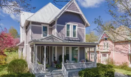 Lady Viola - Victorian w/ Balcony Hot Tub