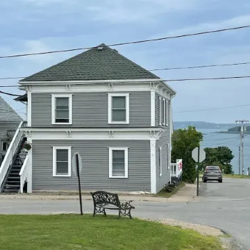 Coastal Gem historic Eastport Water Street walk to shops, restaurants, galleries