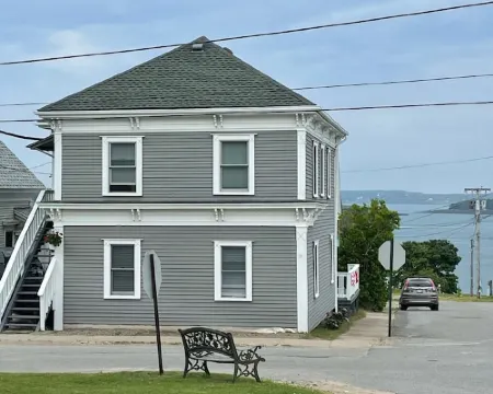 Coastal Gem historic Eastport Water Street walk to shops, restaurants, galleries Hotels in Eastport