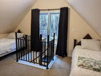 Lovely Cottage w/Screened Porch Overlooking a Creek & Minutes from the Dragon!