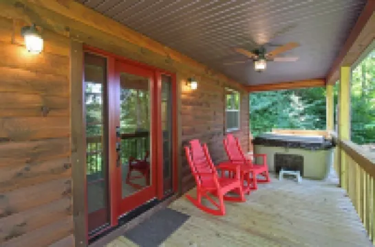 Great small cabin with hot tub