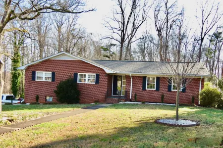 3-bedroom house in awesome Salisbury with WiFi, AC