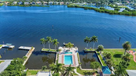 Palm Bay Club on Siesta Key  see our new bathrooms. Отели рядом с достопримечательностью «Лоренс Чип Бич»