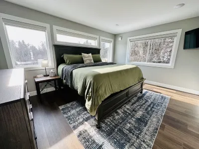 New! Gorgeous Getaway with Bay and Mountain Views and Soaking Tub.