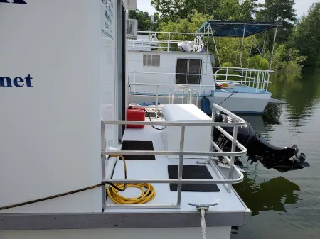 Floating Cabin at Steele Creek Marina--CAN NOT BE DRIVEN