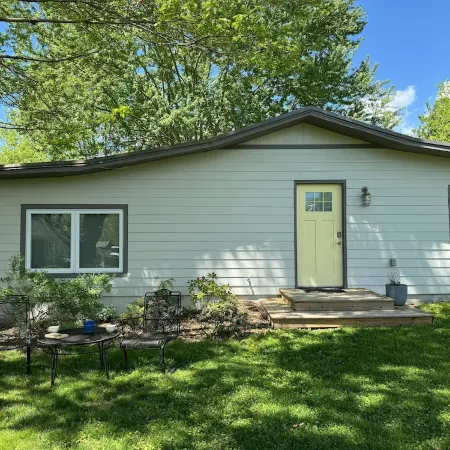Quiet studio apartment in the heart of Black Mountain. Perfect for getaways!