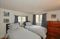 ADORABLE CREEK COTTAGE Charming Original Details, Fireplace, Near Town, WiFi