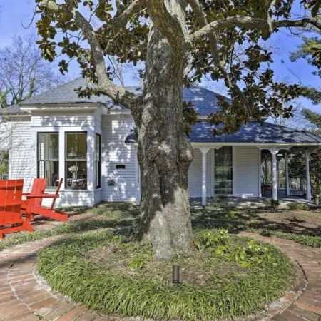 Historic Charm in St. Elmo 3Br/3BA Situated on over an Acre at Base of Lookout
