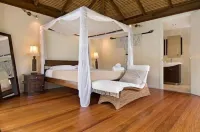 5 bedroom 5 bathroom, private poolside cabana bedroom, Beach 20meters
