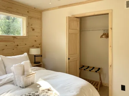 Modern Design - Fire Pit - Lake Access