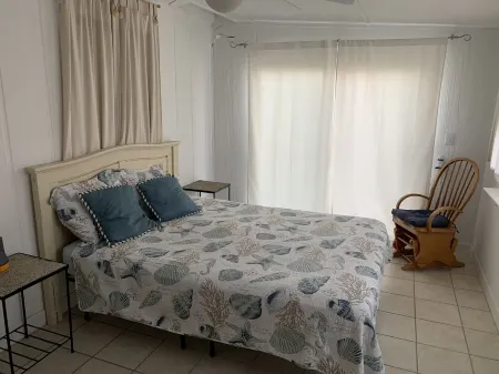 Watch the sun rise from this waterfront home. Отели в г. Сидар Айленд