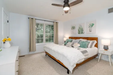 Spacious 4Br Gameroom, Fire Pit, Large Deck, Stocked Kitchen, Workstations Отели в г. Массанаттен