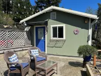 Peacefull hilltop cottage with huge ocean views!
