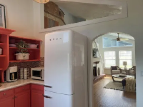 Charming 2-bedroom cottage in downtown Mount Dora with RV parking, pets welcome