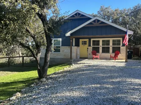 Relaxing 3 bed lake house steps from Canyon Lake Отели в г. Каньон Лейк