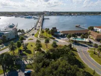 Walk to Nights of Lights- Lovely 2 Bedroom-1 Bath Excellent location. - chambre d’hôtes