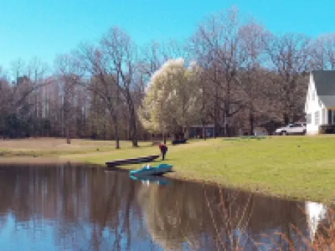 2-Bedroom Tiny Home with full kitchen, laundry, wifi, and beautiful pond views