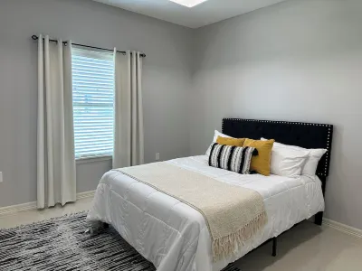 Family Escape Home w/playground 5 minutes from shopping centers & restaurants