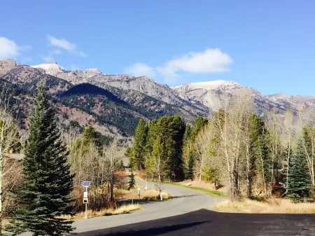 Great Views, Great Location, Newly Renovated & Furnished, Jackson Hole Condo !!