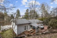 Modern Mtn Cabin+Walk to DT+Hot Tub