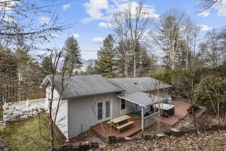 Modern Mtn Cabin+Walk to DT+Hot Tub